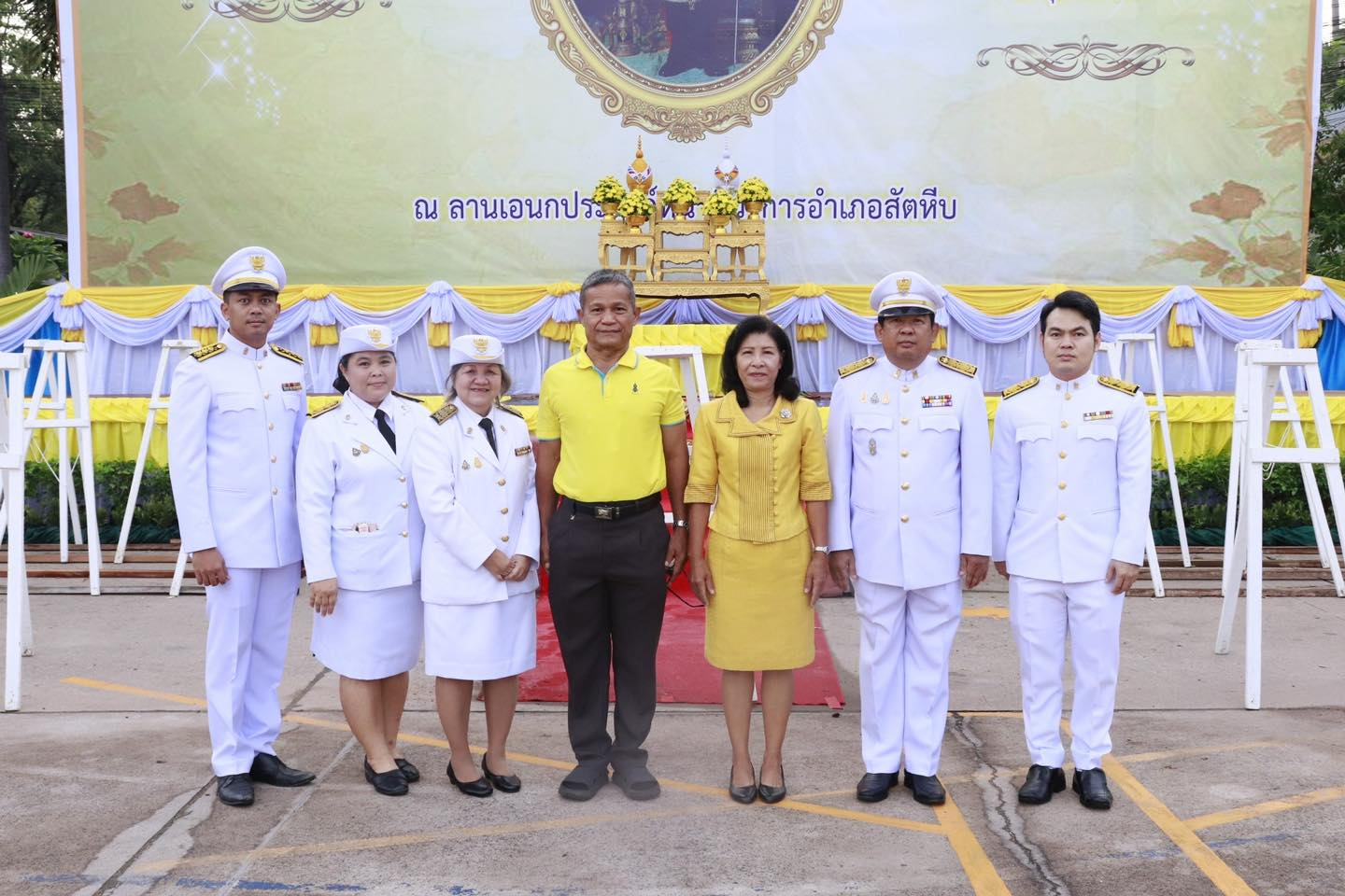 13/10/66 โรงเรียนสิงห์สมุทรร่วมพิธีวางพวงมาลาและวางดอกไม้ถวายราชสักการะ หน้าพระบรมฉายาลักษณ์ พระบาทสมเด็จพระบรมชนกาธิเบศร มหาภูมิพลอดุลยเดชมหาราช บรมนารถบพิตร