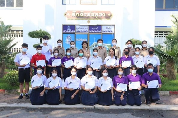 28/11/65 มอบเกียรติบัตรให้กับนักเรียนที่เข้ารับการทดสอบ TOEIC