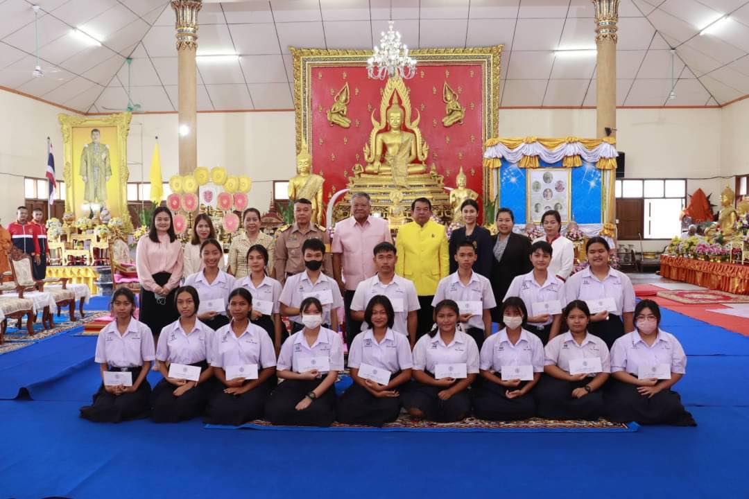 9/10/66 นายถาวร เขียนเสมอ ผู้อำนวยการโรงเรียนสิงห์สมุทร พร้อมด้วยคณะผู้บริหาร