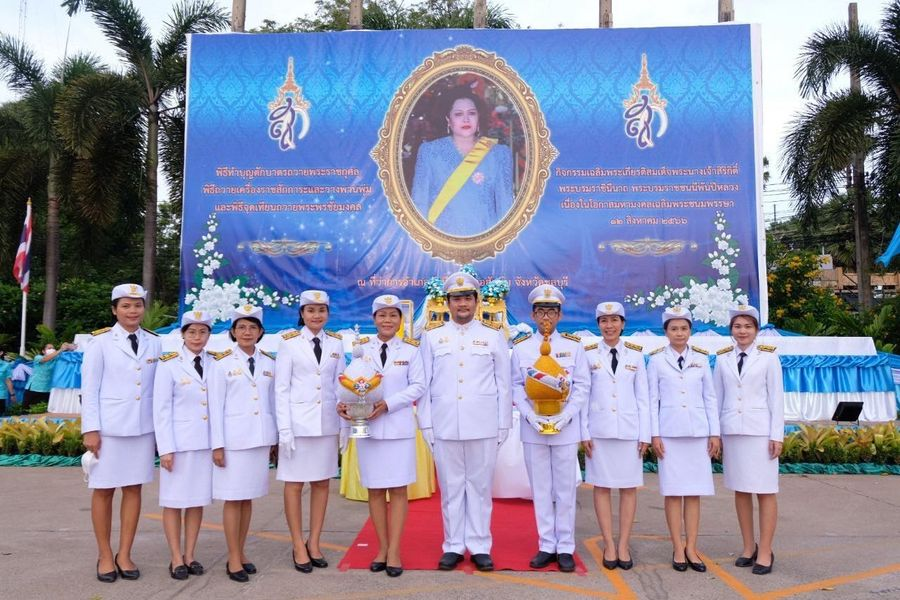 12/8/66  คณะครูระดับชั้น ม.5 เข้าร่วมพิธีถวายเครื่องราชสักการะและวางพานพุ่ม และจุดเทียนถวายพระพรชัยมงคลเนื่องในวันแม่แห่งชาติ