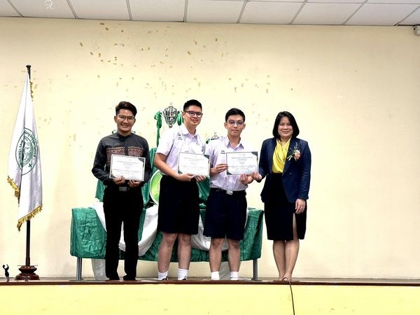 ขอแสดงความยินดี ในการคว้ารางวัลชมเชยการแข่งขันตอบปัญหาวิชาการทางรัฐศาสตร์