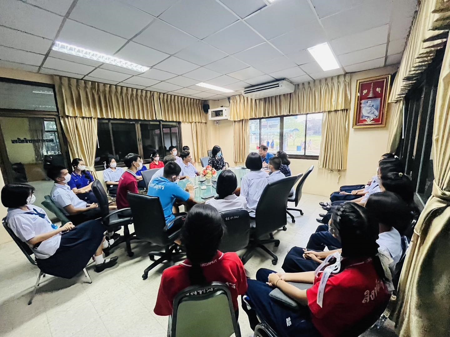 8/12/65 ผู้บริหารโรงเรียนร่วมหารือกับสภานักเรียนร่วมรับฟังความคิดเห็นและมอบข้อเสนอแนะในการดูแลรักษาสถานที่