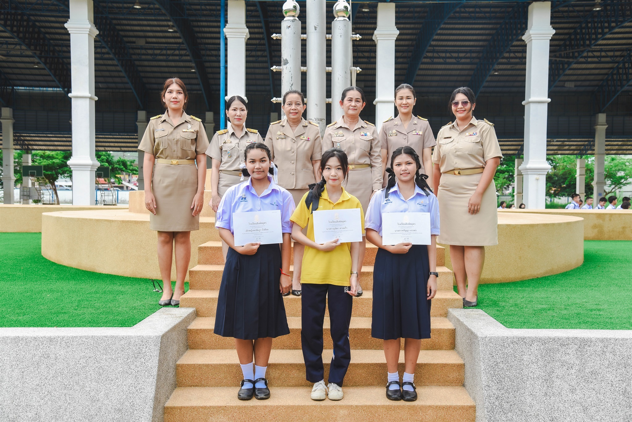 68-05-26 ผอ.มอบใบประกาศนียบัตรหน้าเสาธง