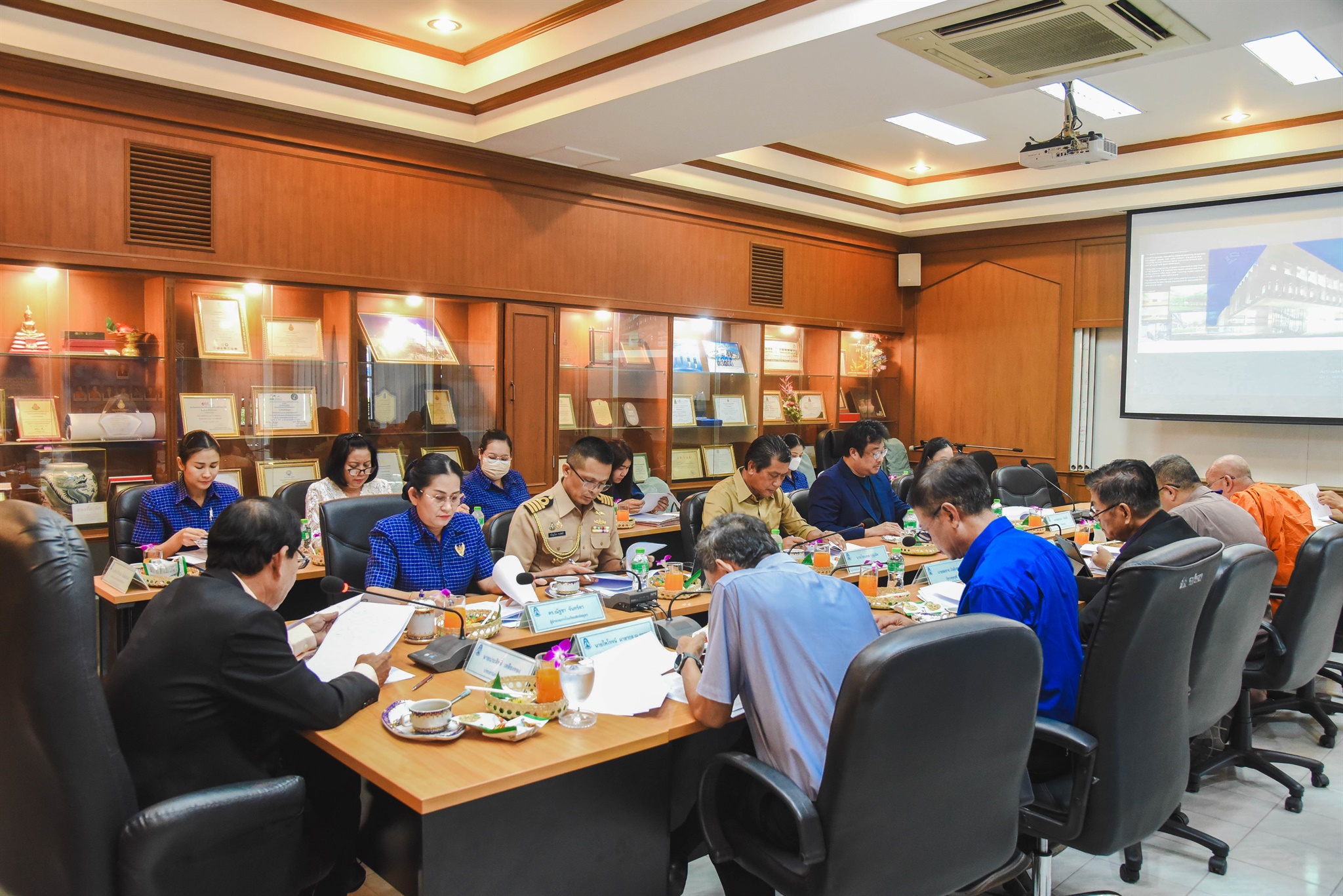 68-06-12 ประชุมคณะกรรมการสถานศึกษาขั้นพื้นฐานโรงเรียนสิงห์สมุทร